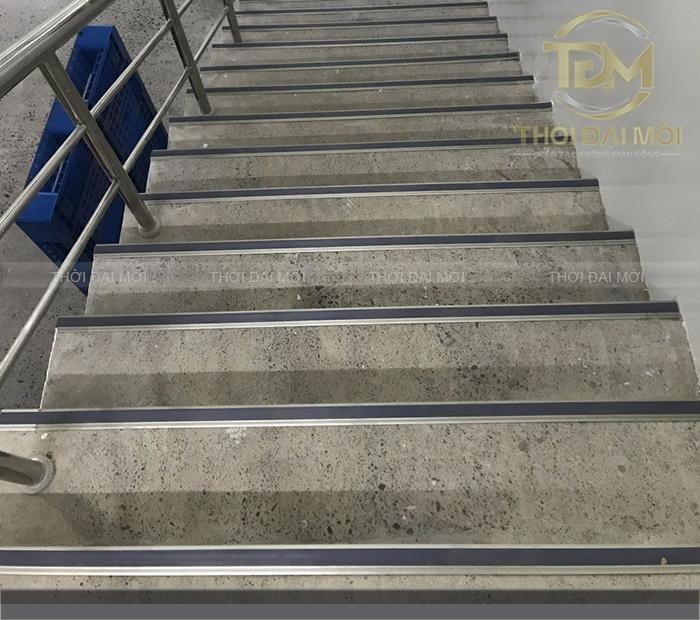 Sự khác biệt giữa nẹp nhôm chống trượt cầu thang và nẹp đồng chống trượt cầu thang 